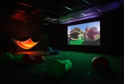 Angela Stiegler with Shila Rastizadeh, et al., Motion Sickness Exercise, 2022, a series of exercises regarding vertigo feelings in virtual reality, video installation with airlounges and swing, installation view: Museum Brandhorst, Munich, Foto: Constanza Meléndez © VG-Bild Kunst, Bonn 2022