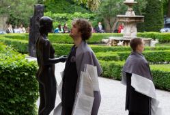 Samuel Fischer-Glaser und Angela Stiegler, Au au au Hi hi hi – Temporäres Denkmal in 10.000 Schritten (1. Akt 17. Mai), 2025, Fotos: Guadalupe Arribas © VG-Bild Kunst Bonn, 2025