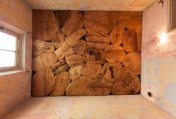 “Stone (Manuscripts Don’t Burn)”, 14. Bienniale von Istanbul, 60 Teile, geschnitztes und gebranntes Holz als Decke in zwei verlassenen Räumen installiert