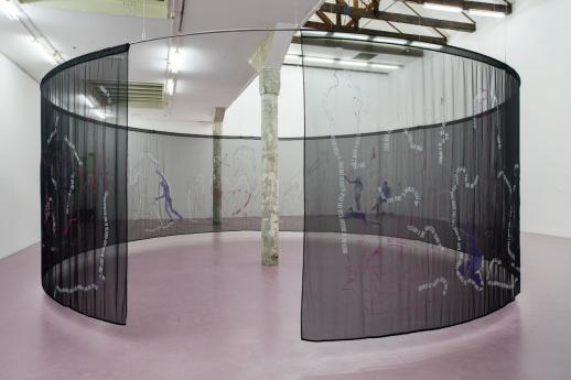 „Body/Text", 2023, silkscren print on fabric, metall, 2530 x 305 cm, installation view „Substitutes", W139, Amsterdam, Photo: Franzi Müller Schmidt