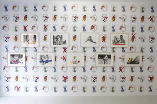 Klaus vom Bruch & Natascha Kutschko, 2018, Ausstellungsansicht "Holzkohle und Zensurtusche. Zeichnungen zum McLuhan Projekt" / Klaus vom Bruch, Tapete: Die Vögel, 2018