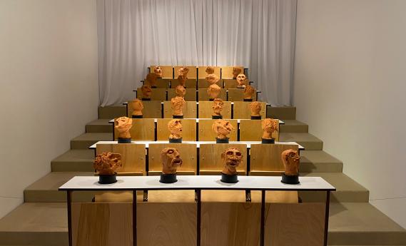 Karussell, 1998, Installation, 25 Clay Heads, modelled by pupils, Developed for Art Hansa Special, Hansa-Gymnasium, Köln, Installation view: Kunstraum Kreuzberg, Berlin, 2021, © Esra Ersen / VG Bild-Kunst, Bonn 2022